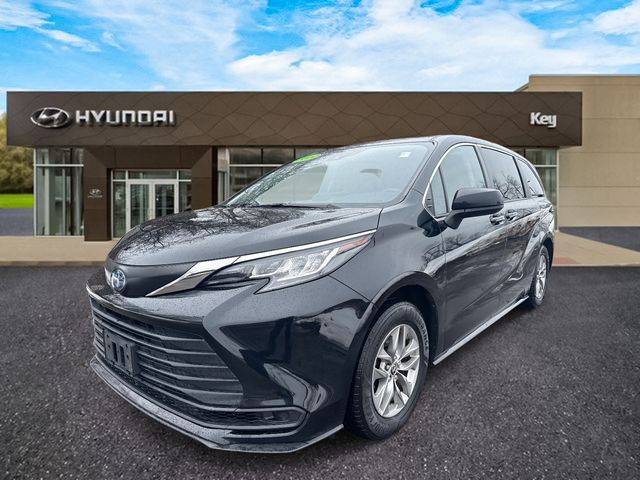 2022 Toyota Sienna LE FWD photo