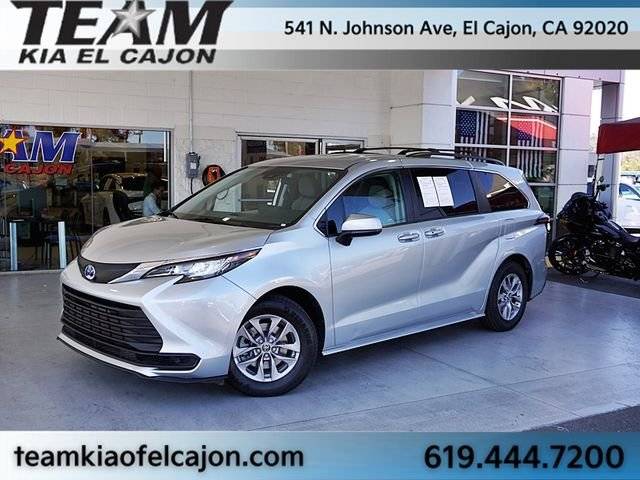 2022 Toyota Sienna LE FWD photo