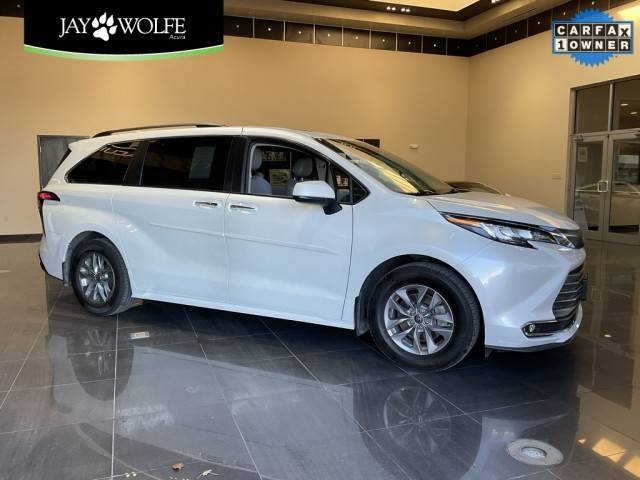 2022 Toyota Sienna XLE FWD photo