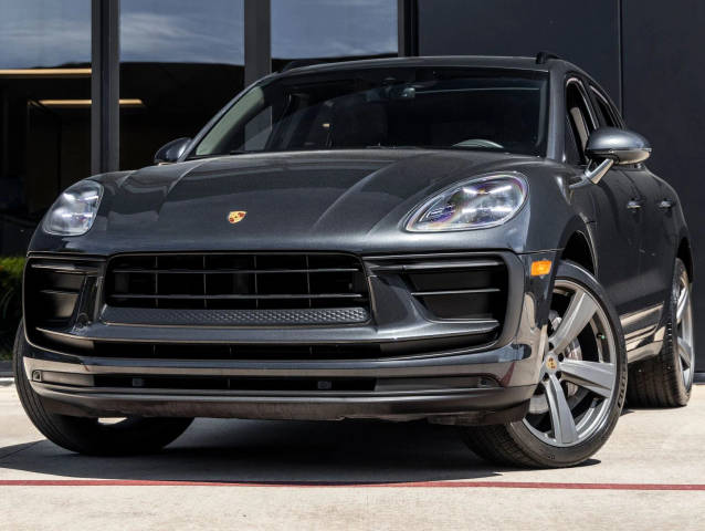 2022 Porsche Macan  AWD photo