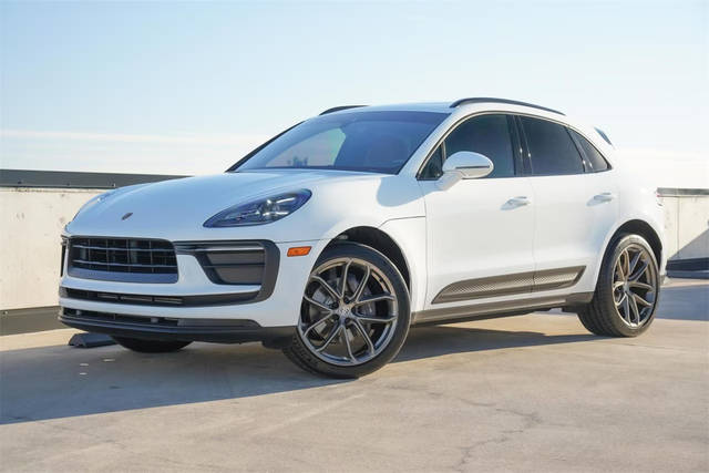 2022 Porsche Macan  AWD photo