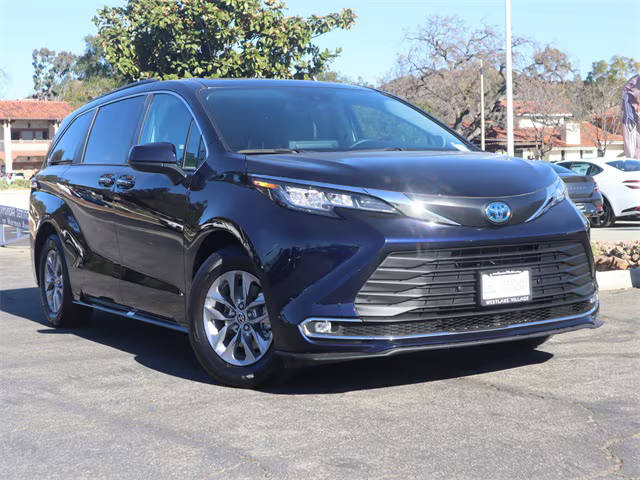 2022 Toyota Sienna XLE FWD photo