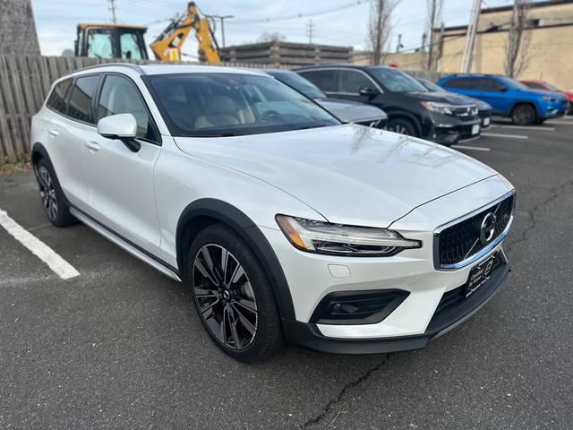 2022 Volvo V60 Cross Country  AWD photo