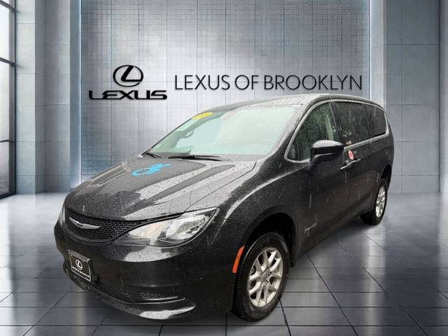 2021 Chrysler Voyager LX FWD photo