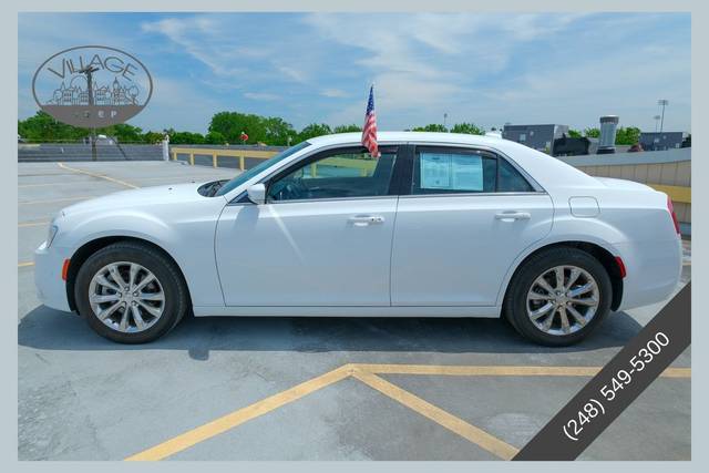 2021 Chrysler 300 Touring L AWD photo