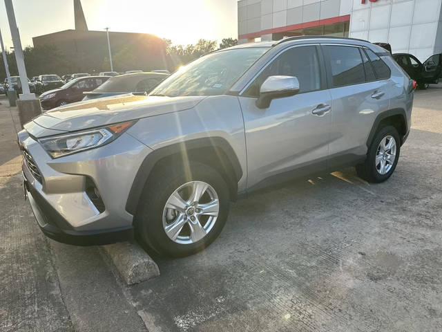 2021 Toyota RAV4 XLE FWD photo