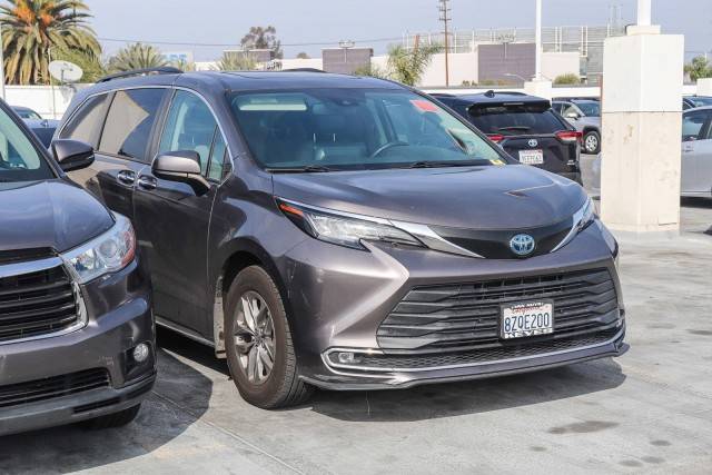 2022 Toyota Sienna XLE FWD photo