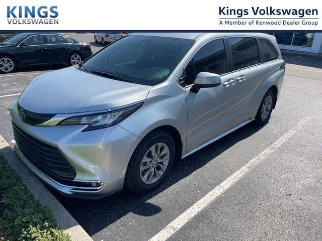 2022 Toyota Sienna XLE AWD photo