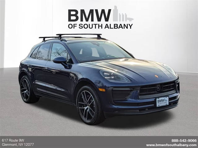 2022 Porsche Macan  AWD photo