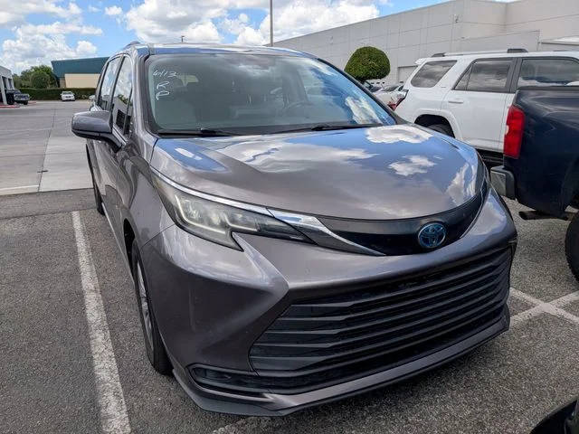 2022 Toyota Sienna LE FWD photo