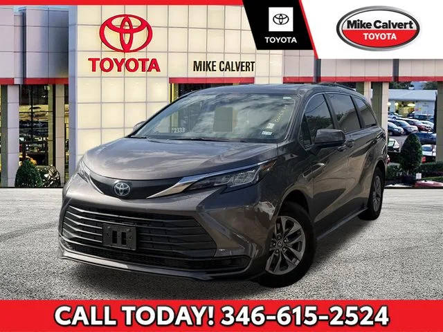 2022 Toyota Sienna LE FWD photo