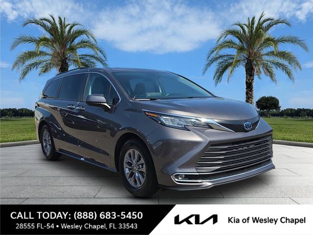 2022 Toyota Sienna XLE FWD photo