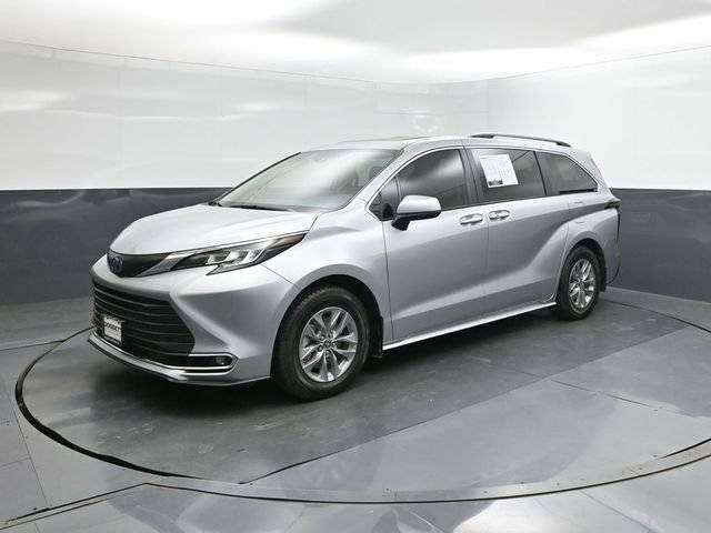 2022 Toyota Sienna XLE FWD photo