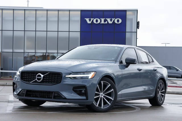 2022 Volvo S60 Momentum AWD photo