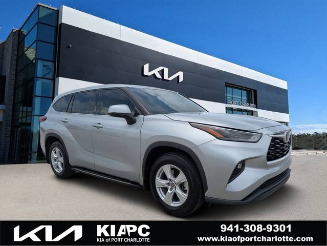 2022 Toyota Highlander LE FWD photo