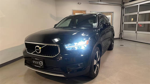 2022 Volvo XC40 Momentum AWD photo