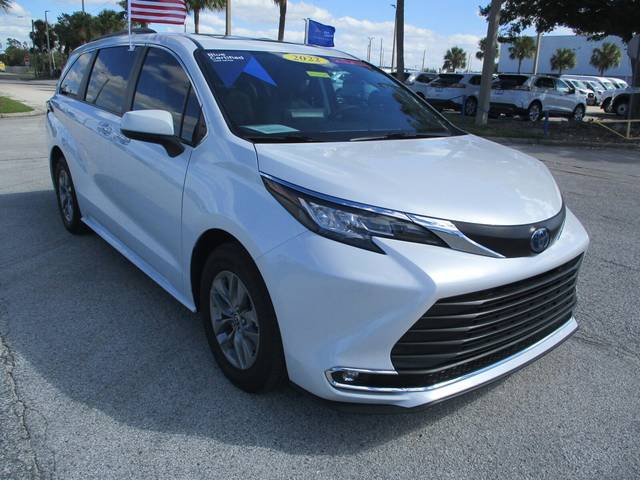 2022 Toyota Sienna XLE FWD photo