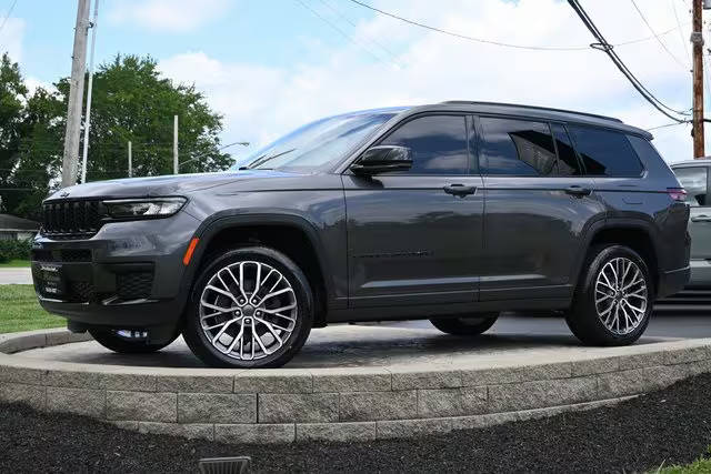 2022 Jeep Grand Cherokee L Altitude 4WD photo