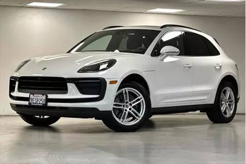 2022 Porsche Macan  AWD photo