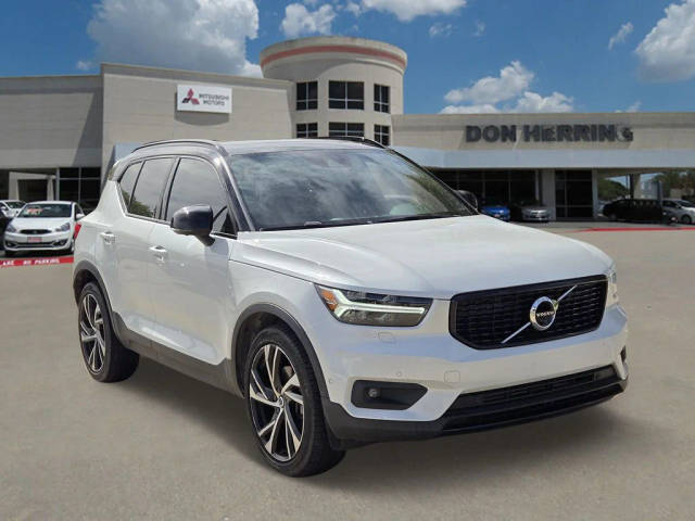 2022 Volvo XC40 R-Design AWD photo
