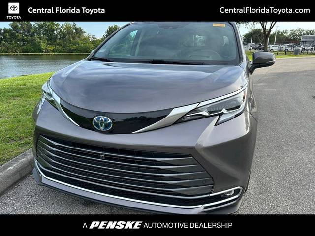 2021 Toyota Sienna Platinum FWD photo