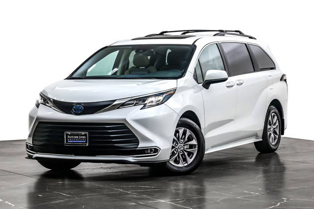 2022 Toyota Sienna XLE FWD photo