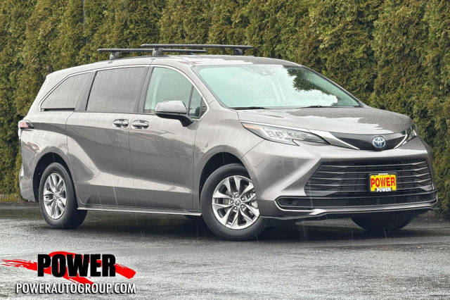 2022 Toyota Sienna LE FWD photo