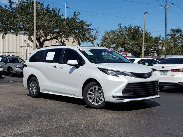 2022 Toyota Sienna XLE FWD photo