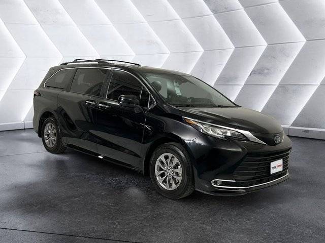 2022 Toyota Sienna XLE FWD photo