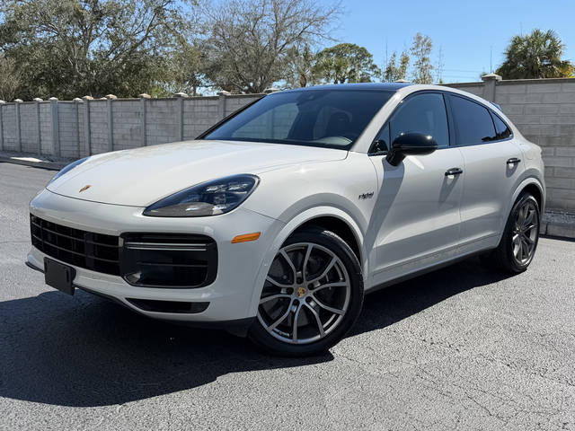 2022 Porsche Cayenne Coupe Turbo S E-Hybrid AWD photo