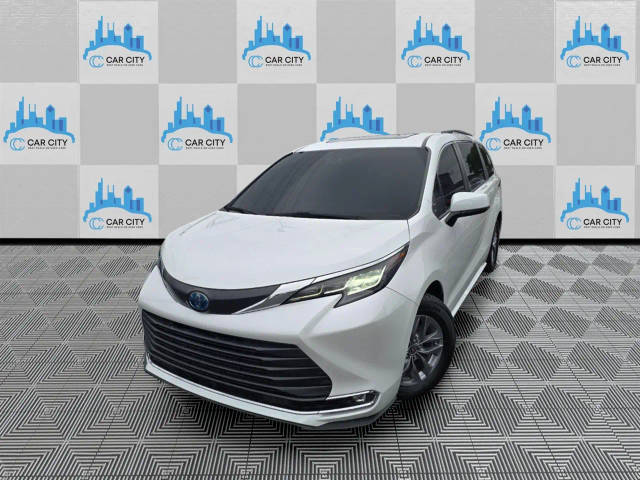 2022 Toyota Sienna XLE FWD photo