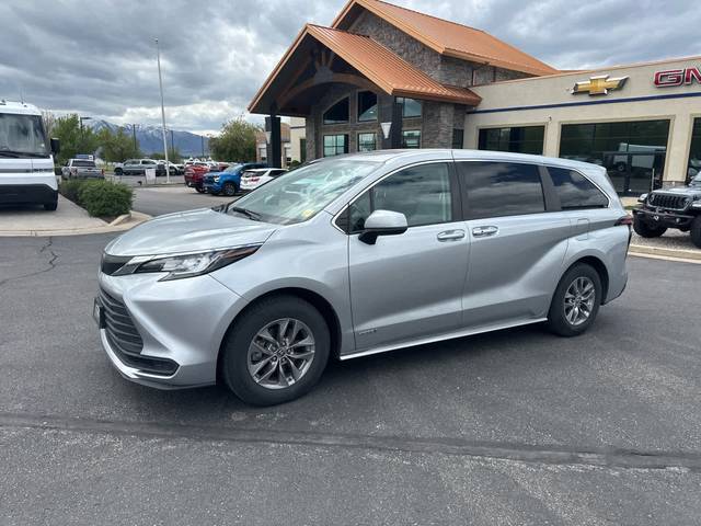 2021 Toyota Sienna LE FWD photo