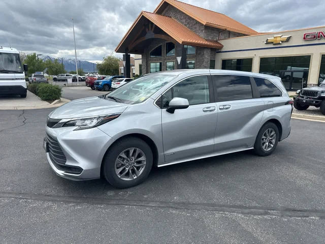 2021 Toyota Sienna LE FWD photo