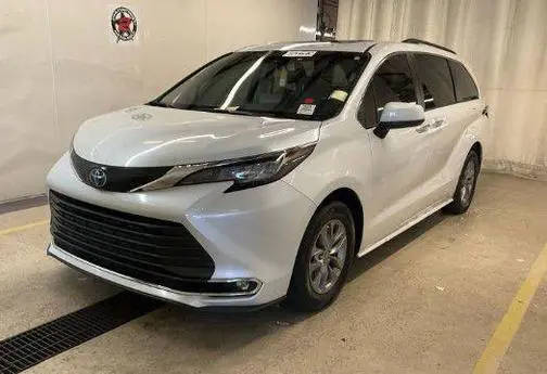 2022 Toyota Sienna XLE FWD photo