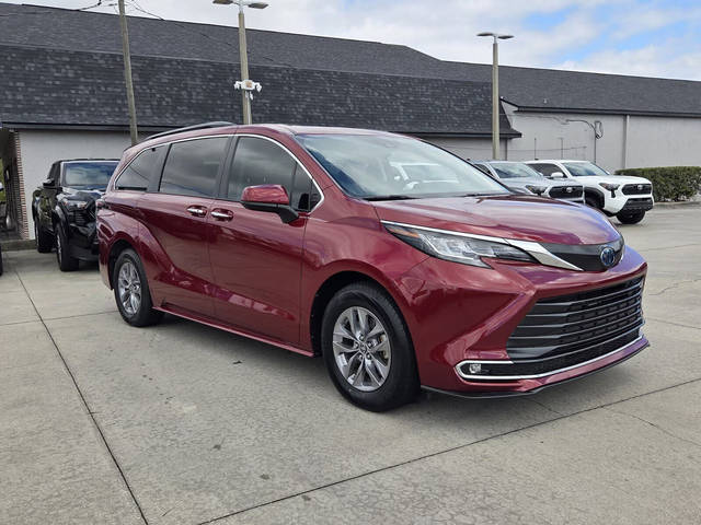 2022 Toyota Sienna XLE FWD photo