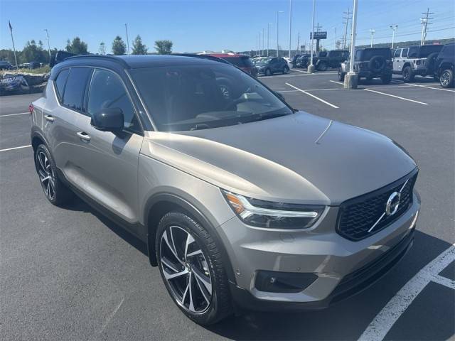 2022 Volvo XC40 R-Design AWD photo