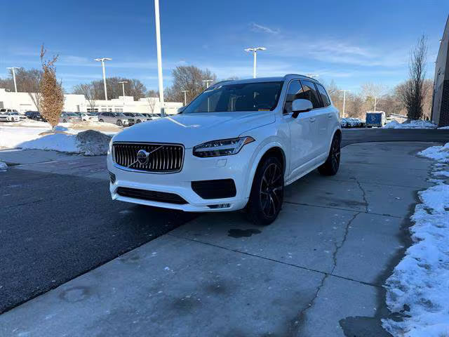 2022 Volvo XC90 Momentum AWD photo