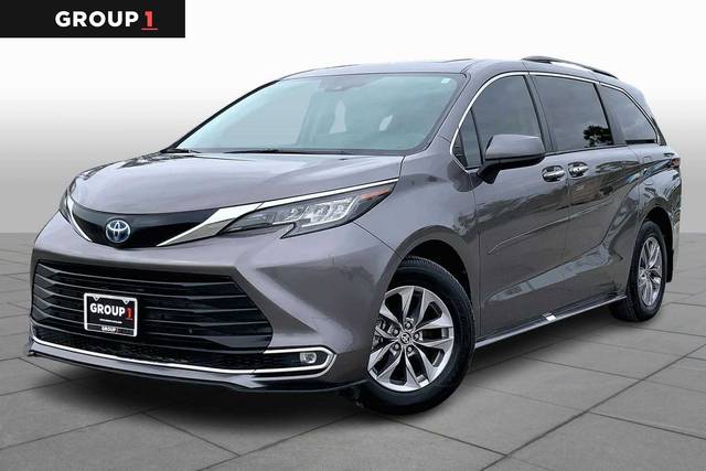 2022 Toyota Sienna XLE FWD photo