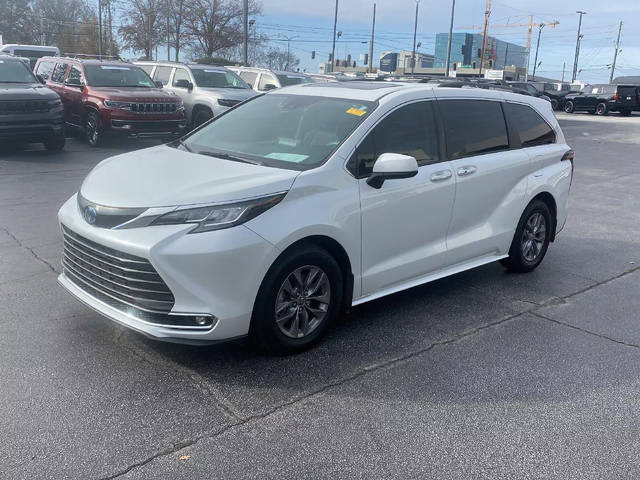 2022 Toyota Sienna XLE FWD photo