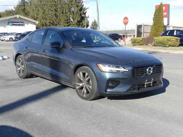 2022 Volvo S60 R-Design FWD photo