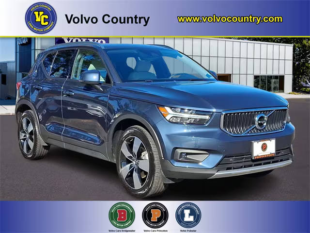 2022 Volvo XC40 Momentum AWD photo