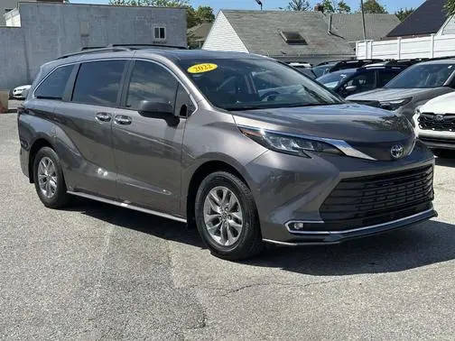 2022 Toyota Sienna XLE FWD photo