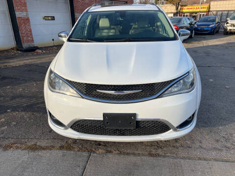 2020 Chrysler Pacifica Minivan Limited FWD photo