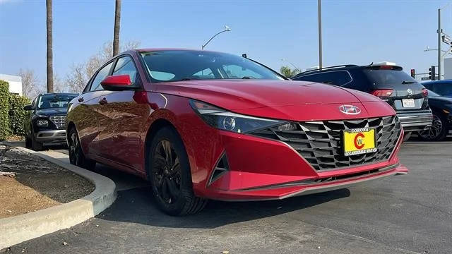 2022 Hyundai Elantra SEL FWD photo