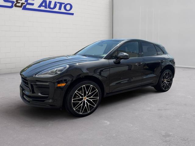 2022 Porsche Macan  AWD photo