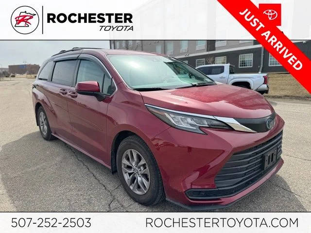 2022 Toyota Sienna LE AWD photo