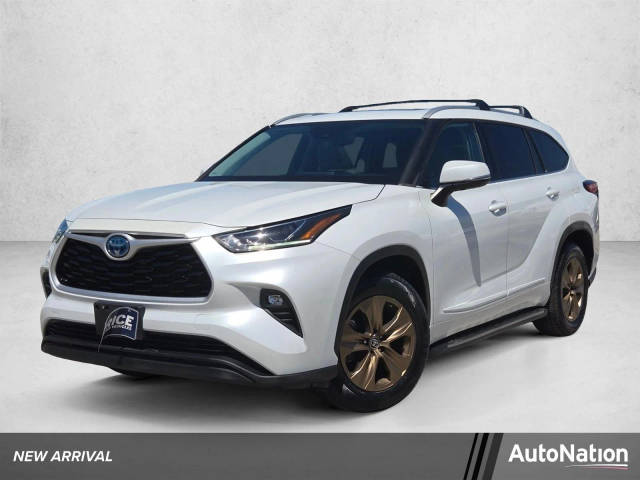 2022 Toyota Highlander Hybrid Bronze Edition FWD photo