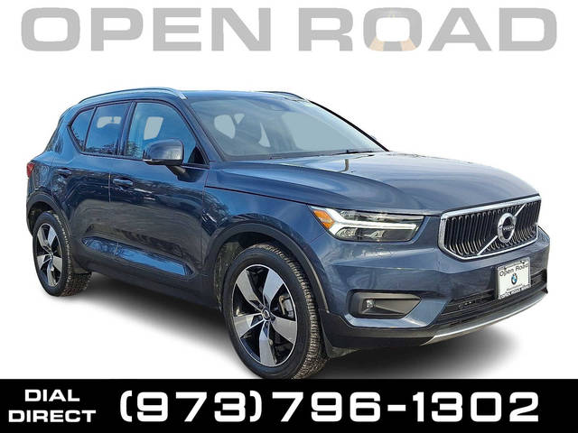 2022 Volvo XC40 Momentum AWD photo