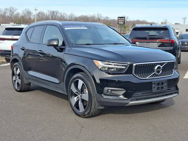 2022 Volvo XC40 Momentum AWD photo