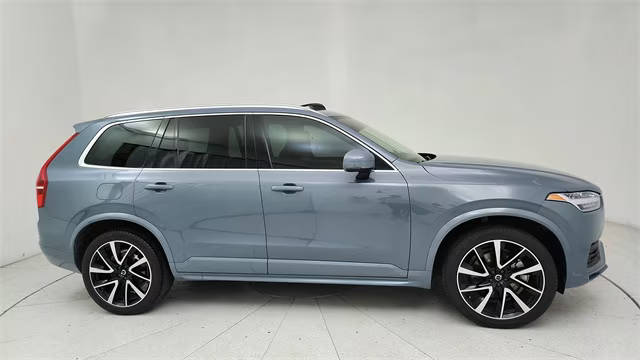 2022 Volvo XC90 Momentum AWD photo